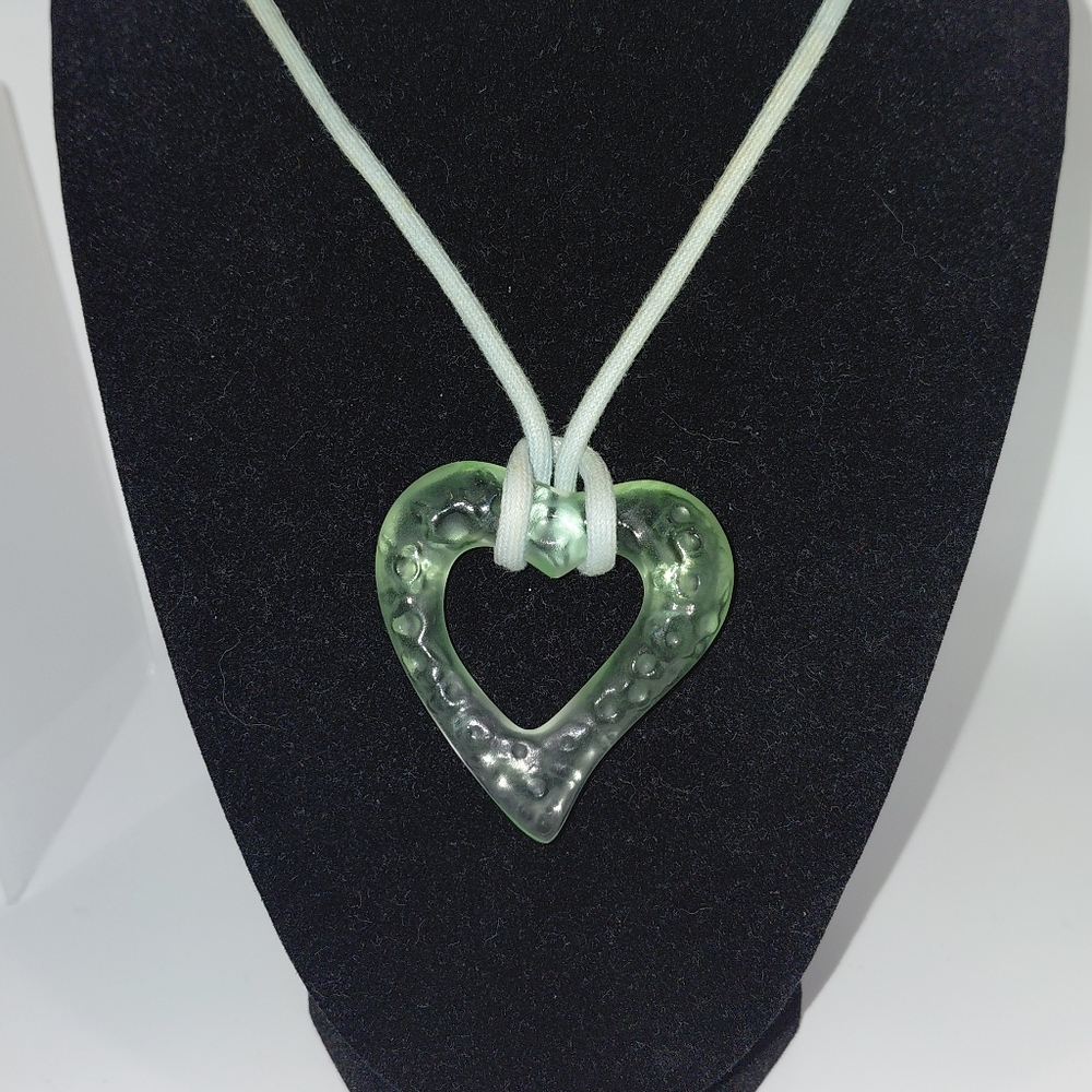 Baccarat Open Heart Necklace Pendant Pale Green Crystal Glass Matte GUC - Picture 2 of 11